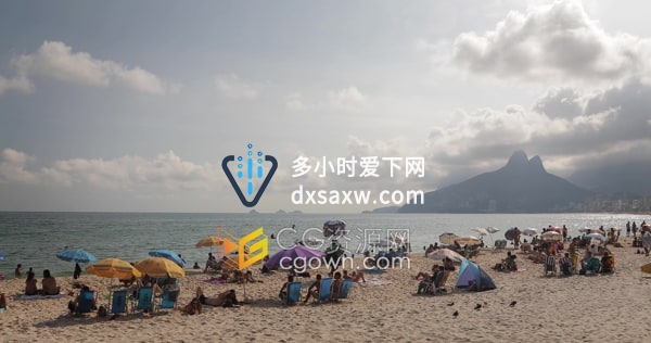 海岸线上沙滩边休闲放松日光浴度假的人们实拍视频素材
