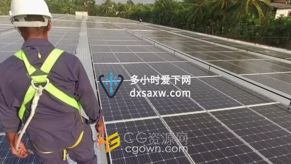 实拍素材-行走在太阳能屋顶上的戴安全帽工人适合建设能源技术主题