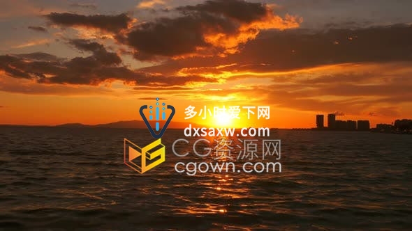 延时拍摄水平面上的日落黄昏夕阳西下天上的云彩和大海景观