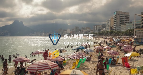 延时拍摄拥挤的海滩岸边休闲度假的人群场景实拍素材