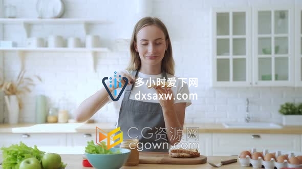 实拍素材-厨房里快乐微笑的女人准备花生酱三明治健康营养饮食宣传素材