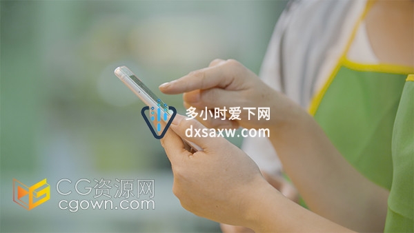 实拍翻看着智能手机结算互相交谈镜头视频素材