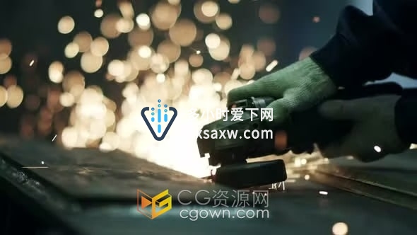 实拍素材-工业生产视频素材焊工在工厂焊接金属明亮的金属火花飞舞