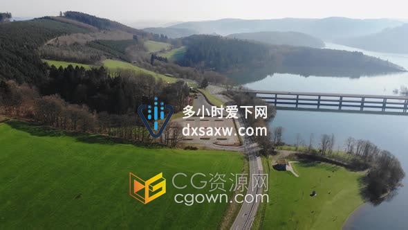 实拍素材-春意盎然无人机飞越湖边公路自然景观鸟瞰图