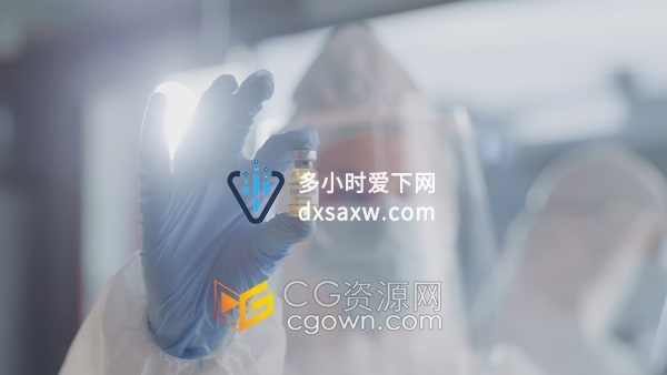 穿着防护装备医生检查一瓶COVID-19病毒疫苗情景4K实拍视频素材