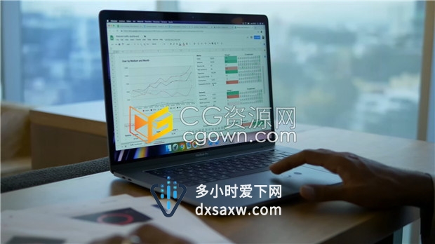 滑动拍摄企业商务人士操作笔记本电脑看报表图工作实拍视频下载