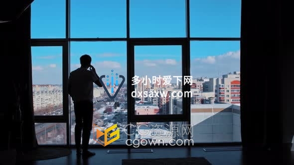 一位男性商人在窗户前打电话4K分辨率实拍视频