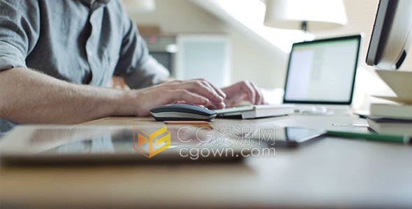 Freelancer Working在工作室工作自由职业者实拍视频素材