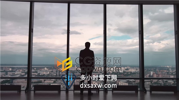 成功男士站在城市全景窗望外后背景实拍视频素材下载