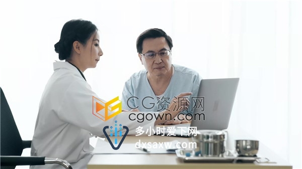 美女医生对老年病人讲解护理医疗保险理念实拍视频下载