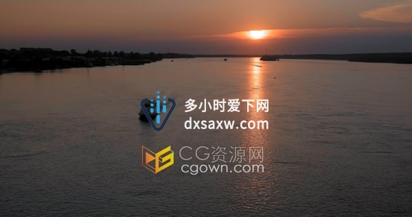船在平静河流中航行美丽橙色日落映照在水面鸟瞰图视频素材