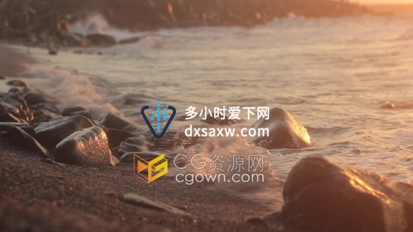 黄昏金黄色的落日余晖下海浪冲刷在海边的岩石上实拍视频素材