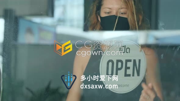 因冠状病毒隔离女人关闭咖啡店餐厅她停止营业门口贴告示-实拍视频下载