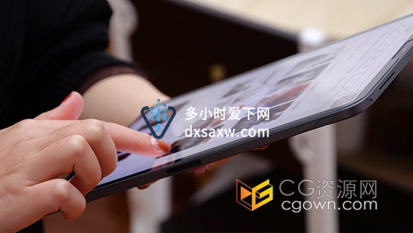 手指触摸大屏ipad查看企业合作项目相关资料实拍视频素材