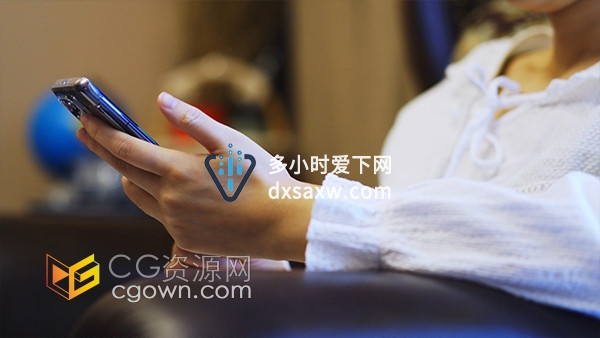 休闲娱乐刷手机看朋友圈实拍视频素材